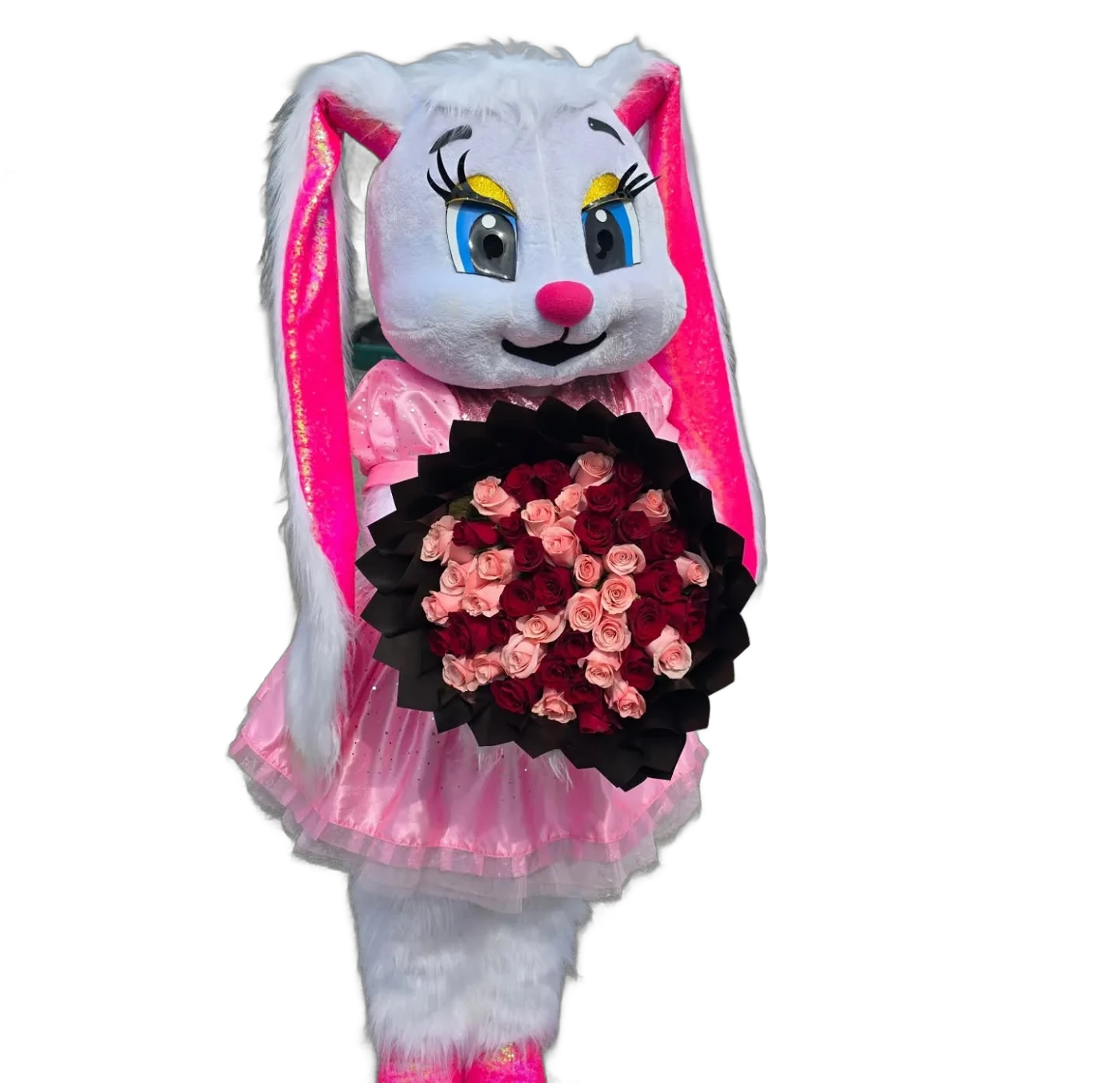Conejita animadora con un ramo de rosas